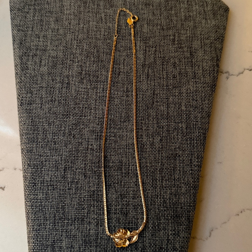 Sarah Coventry gold tone flower pendant necklace - Picture 5 of 5